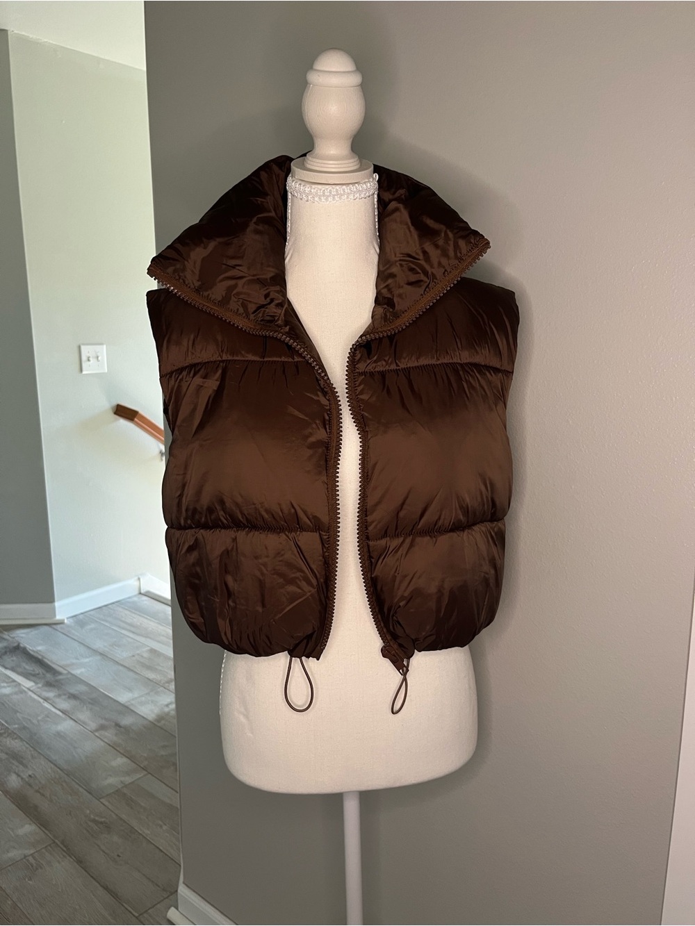 Cropped Puffer Vest in Deep Brown